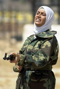 Femme irakienne (kurde?) à l'entrainement.  Source: Wikimedia http://commons.wikimedia.org/wiki/File:Female_iraqi_soldier_with_a_Kalashnikov.JPEG )